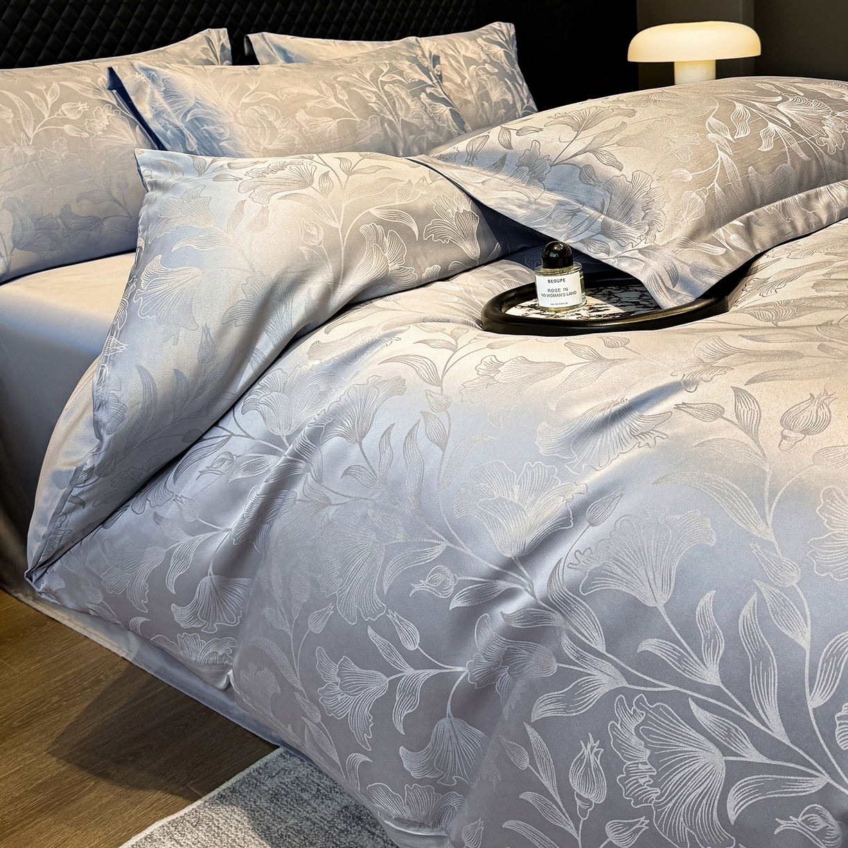 91家纺网 家纺一手货源 找家纺 奥汀洛家纺 2026春夏新款水洗冰丝亮丝提花四件套 百合-灰