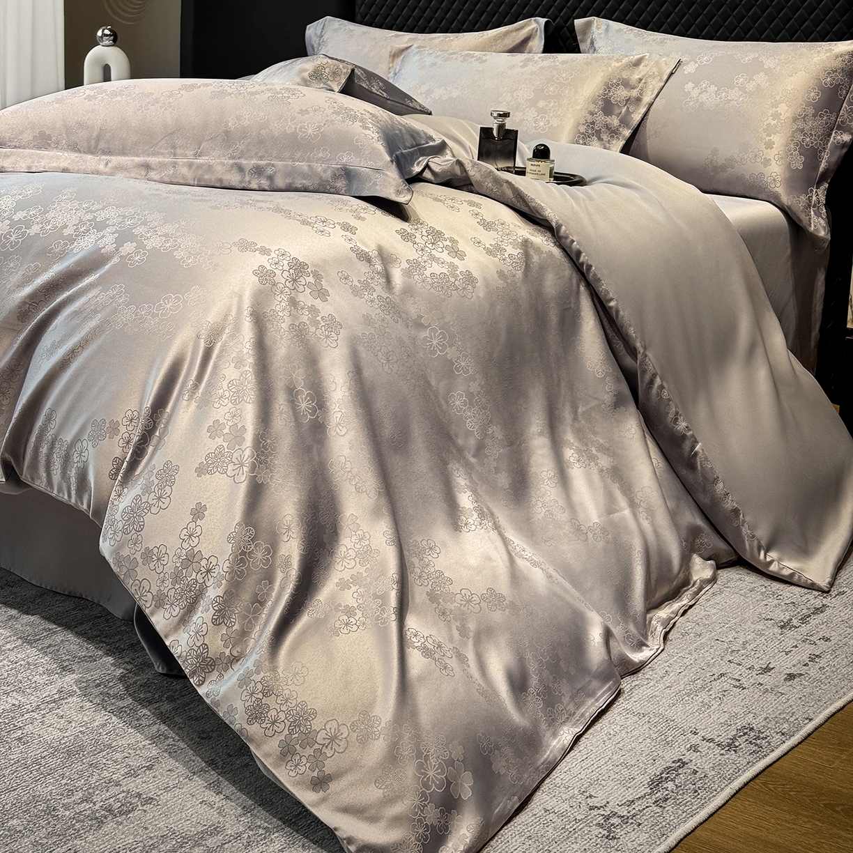 91家纺网 家纺一手货源 找家纺 奥汀洛家纺 2026春夏新款水洗冰丝亮丝提花四件套 蔷薇-灰