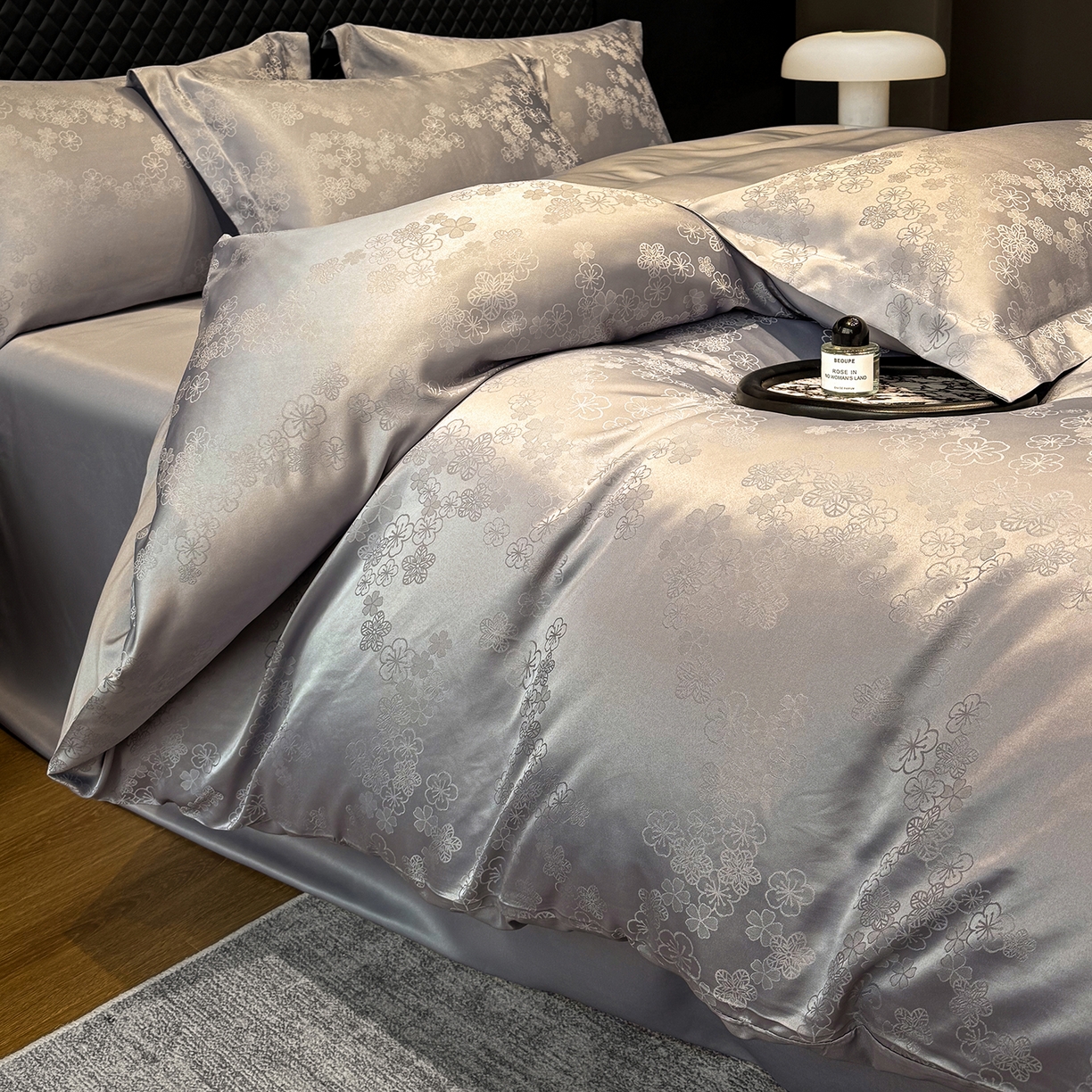 91家纺网 家纺一手货源 找家纺 奥汀洛家纺 2026春夏新款水洗冰丝亮丝提花四件套 蔷薇-灰