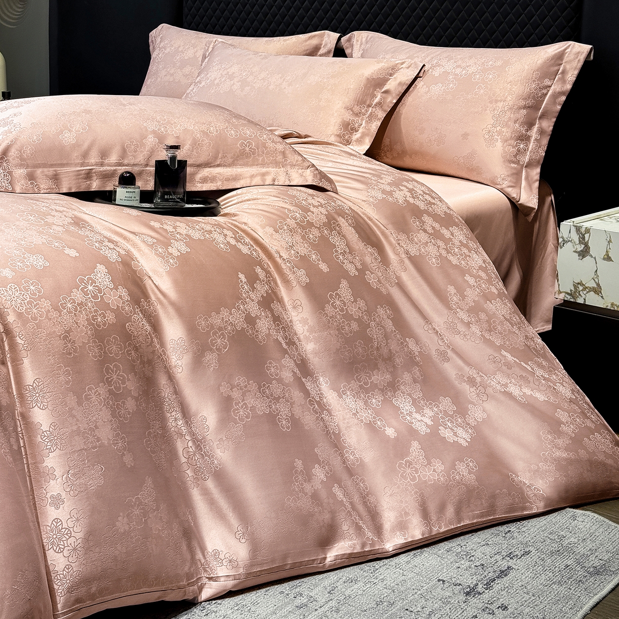 91家纺网 家纺一手货源 找家纺 奥汀洛家纺 2026春夏新款水洗冰丝亮丝提花四件套 蔷薇-粉