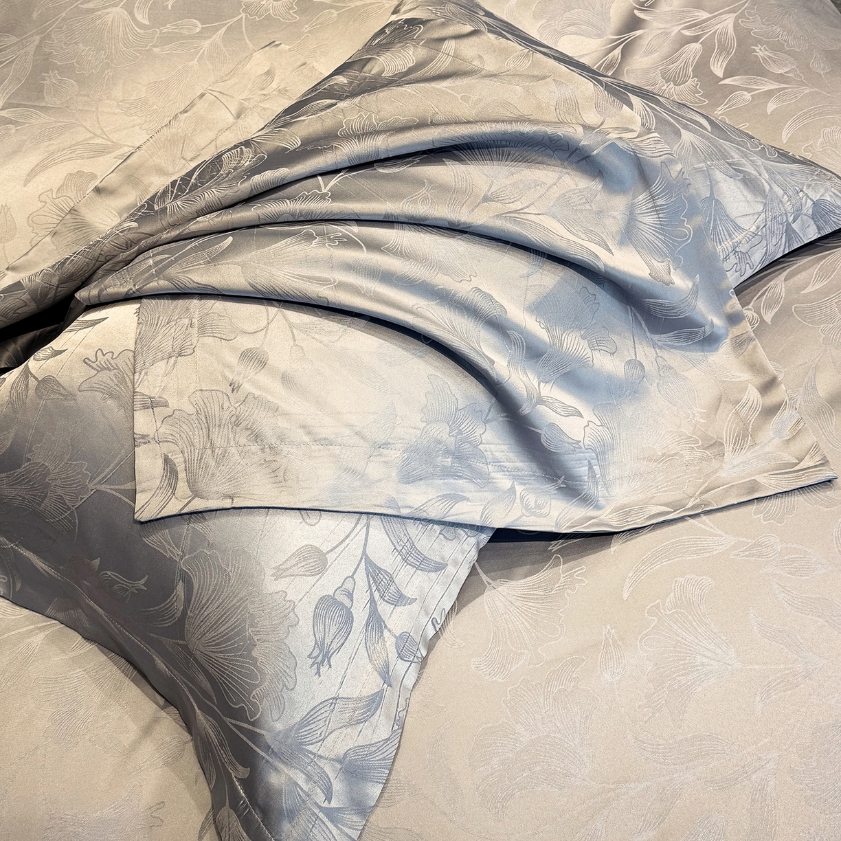 91家纺网 家纺一手货源 找家纺 奥汀洛家纺 2026春夏新款水洗冰丝亮丝提花四件套 百合-灰