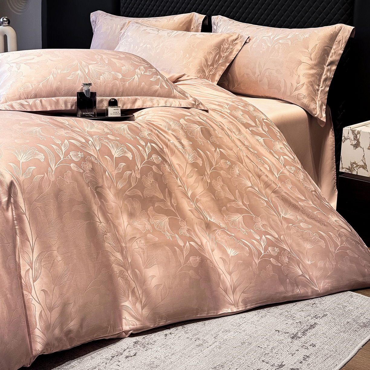 91家纺网 家纺一手货源 找家纺 奥汀洛家纺 2026春夏新款水洗冰丝亮丝提花四件套 百合-粉