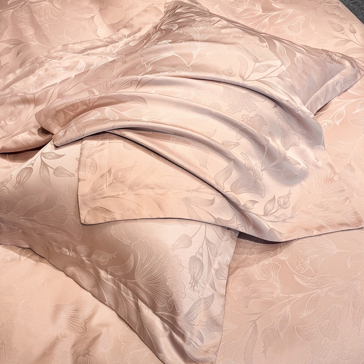 91家纺网 家纺一手货源 找家纺 奥汀洛家纺 2026春夏新款水洗冰丝亮丝提花四件套 百合-粉