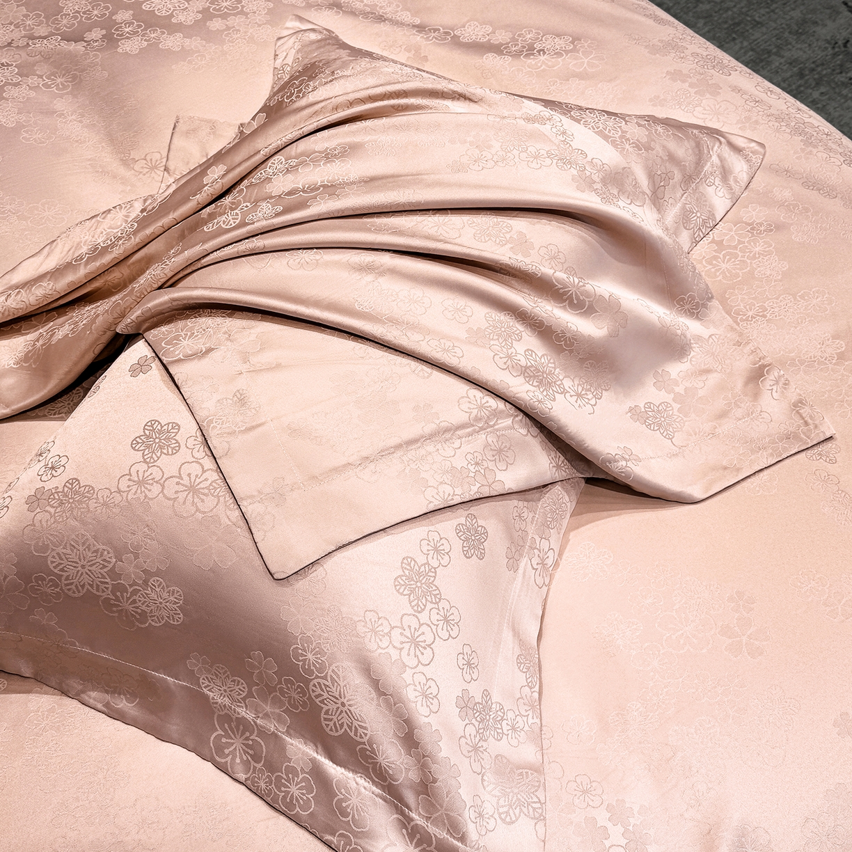 91家纺网 家纺一手货源 找家纺 奥汀洛家纺 2026春夏新款水洗冰丝亮丝提花四件套 蔷薇-粉