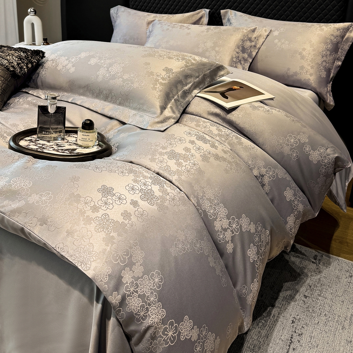 91家纺网 家纺一手货源 找家纺 奥汀洛家纺 2026春夏新款水洗冰丝亮丝提花四件套 蔷薇-灰