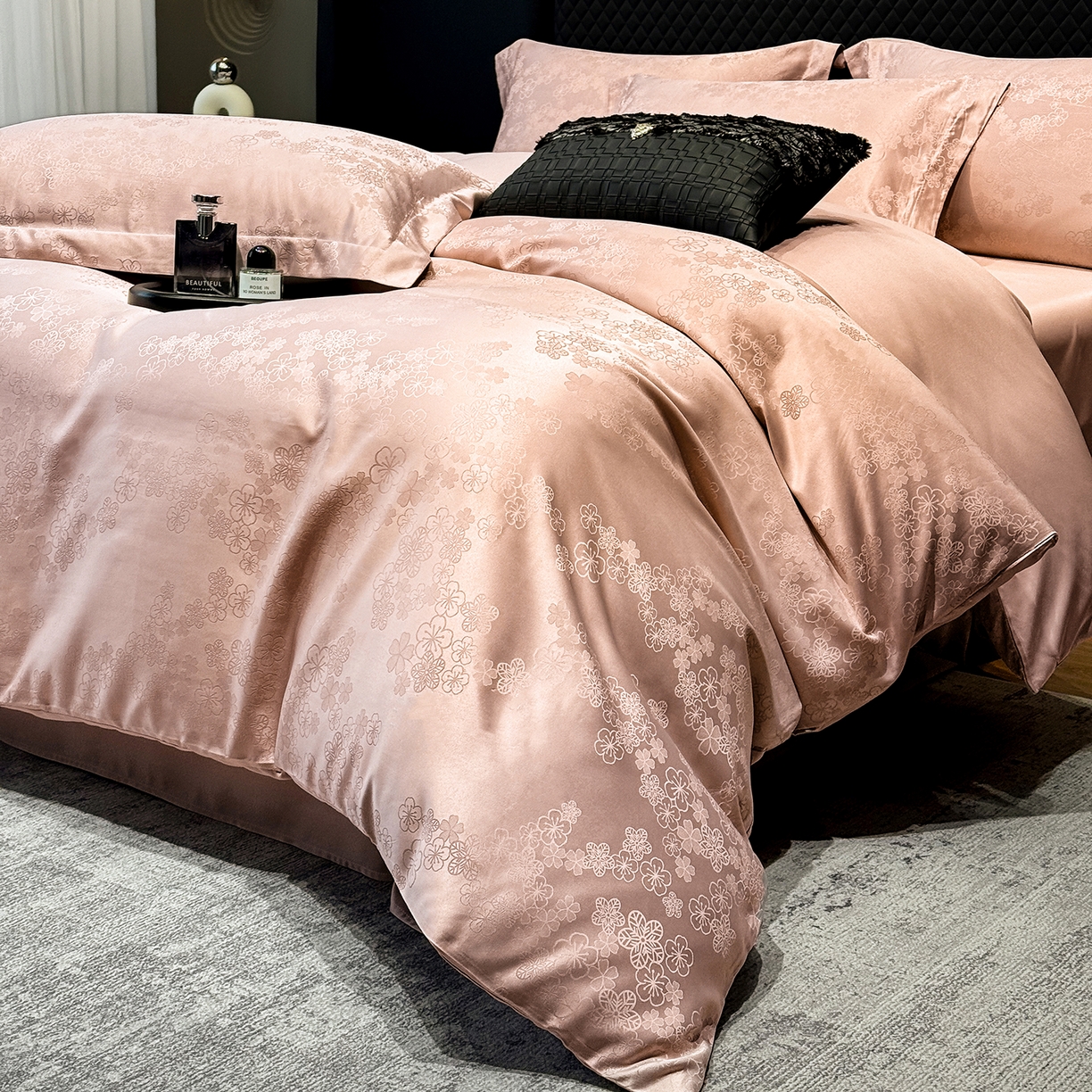 91家纺网 家纺一手货源 找家纺 奥汀洛家纺 2026春夏新款水洗冰丝亮丝提花四件套 蔷薇-粉