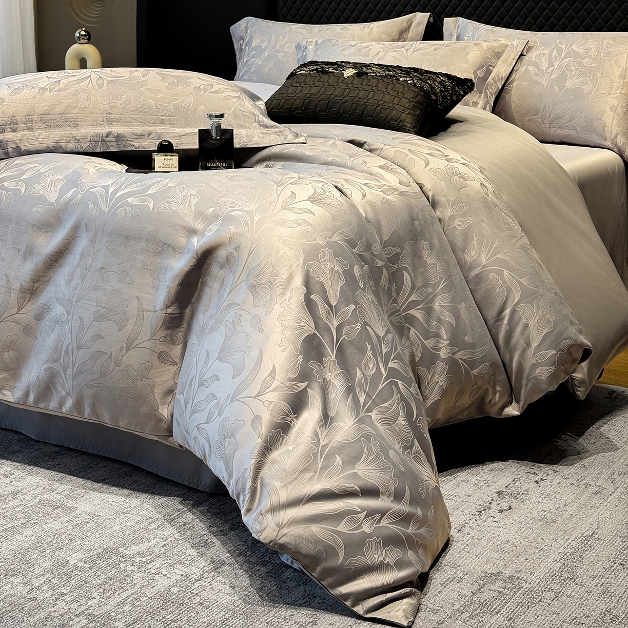 91家纺网 家纺一手货源 找家纺 奥汀洛家纺 2026春夏新款水洗冰丝亮丝提花四件套 百合-灰