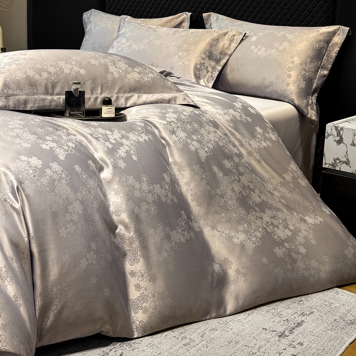 91家纺网 家纺一手货源 找家纺 奥汀洛家纺 2026春夏新款水洗冰丝亮丝提花四件套 蔷薇-灰