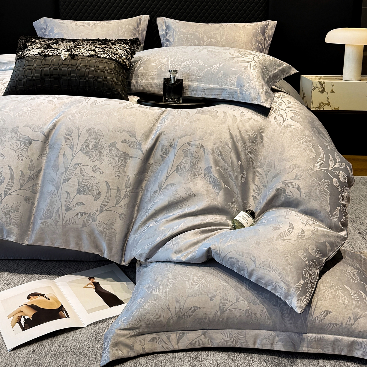 91家纺网 家纺一手货源 找家纺 奥汀洛家纺 2026春夏新款水洗冰丝亮丝提花四件套 百合-灰