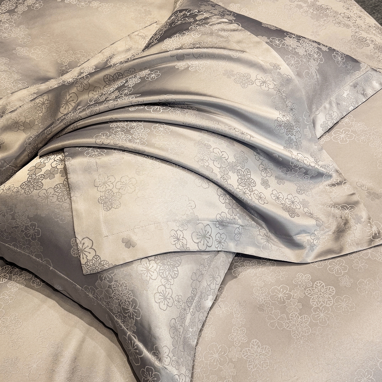 91家纺网 家纺一手货源 找家纺 奥汀洛家纺 2026春夏新款水洗冰丝亮丝提花四件套 蔷薇-灰