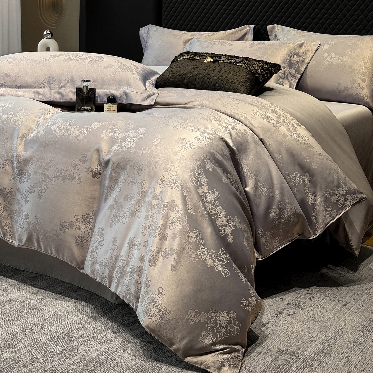 91家纺网 家纺一手货源 找家纺 奥汀洛家纺 2026春夏新款水洗冰丝亮丝提花四件套 蔷薇-灰