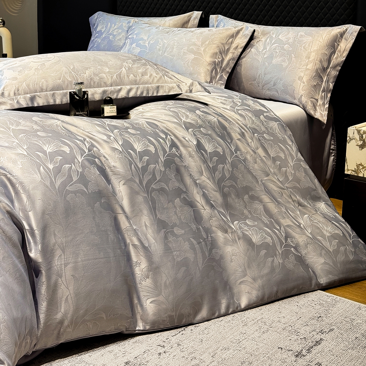 91家纺网 家纺一手货源 找家纺 奥汀洛家纺 2026春夏新款水洗冰丝亮丝提花四件套 百合-灰