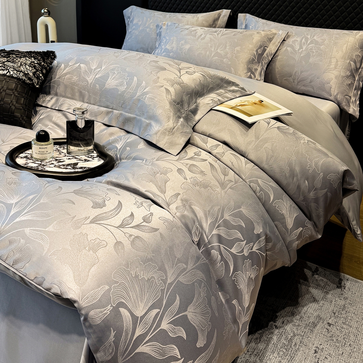 91家纺网 家纺一手货源 找家纺 奥汀洛家纺 2026春夏新款水洗冰丝亮丝提花四件套 百合-灰