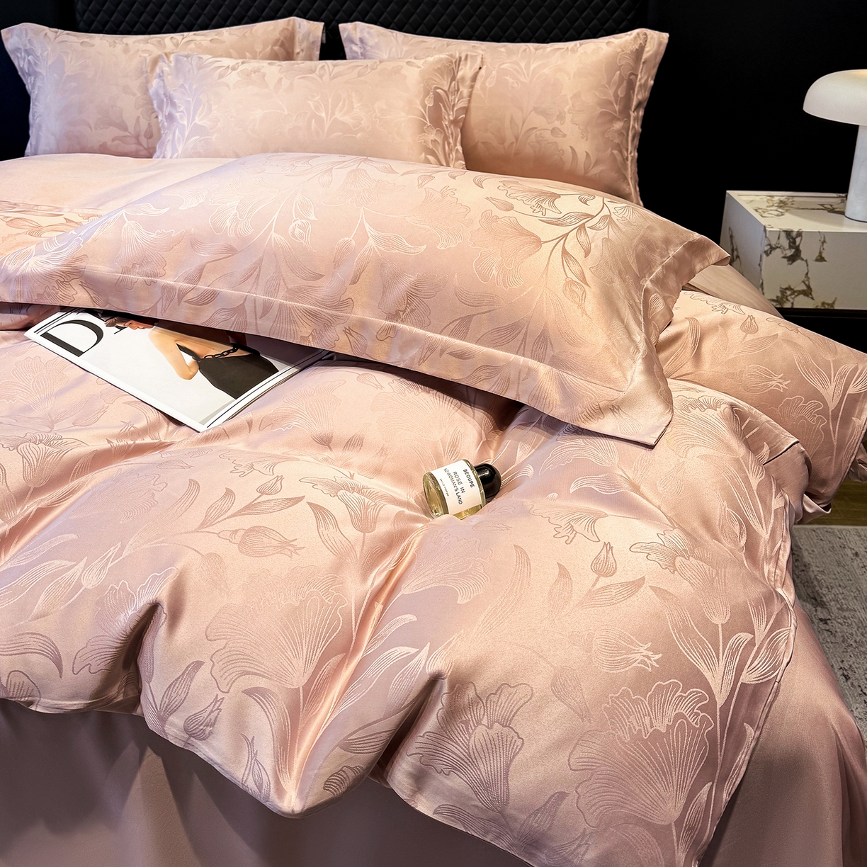 91家纺网 家纺一手货源 找家纺 奥汀洛家纺 2026春夏新款水洗冰丝亮丝提花四件套 百合-粉