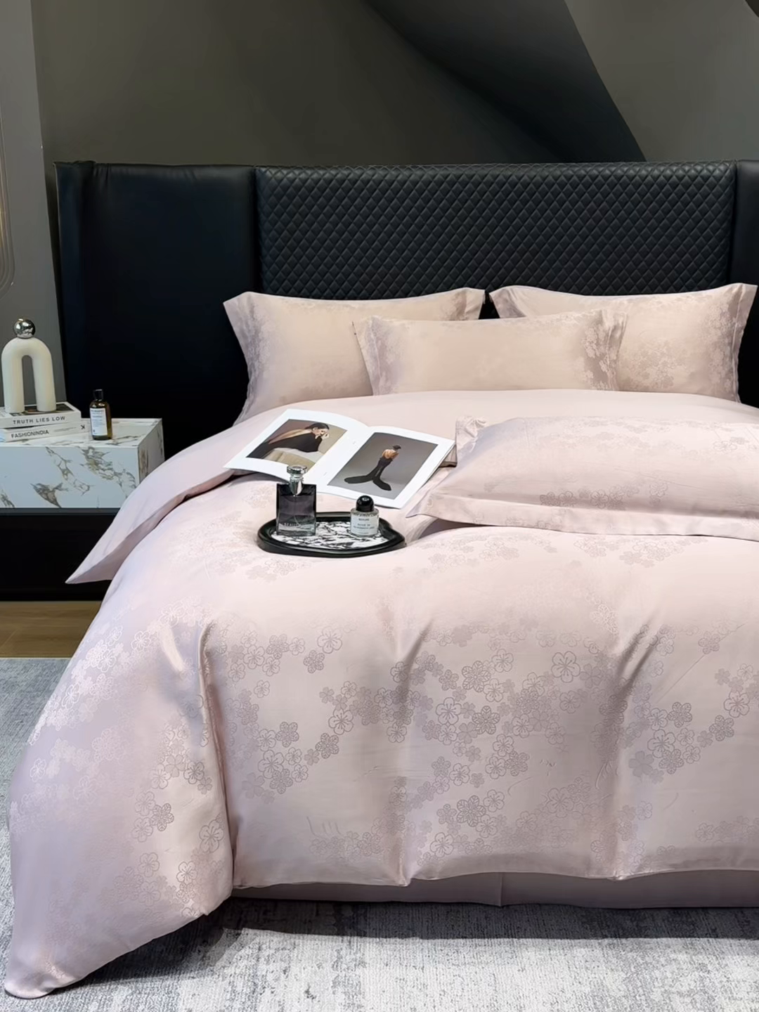 91家纺网 家纺一手货源 找家纺 奥汀洛家纺 2026春夏新款水洗冰丝亮丝提花四件套 蔷薇-粉