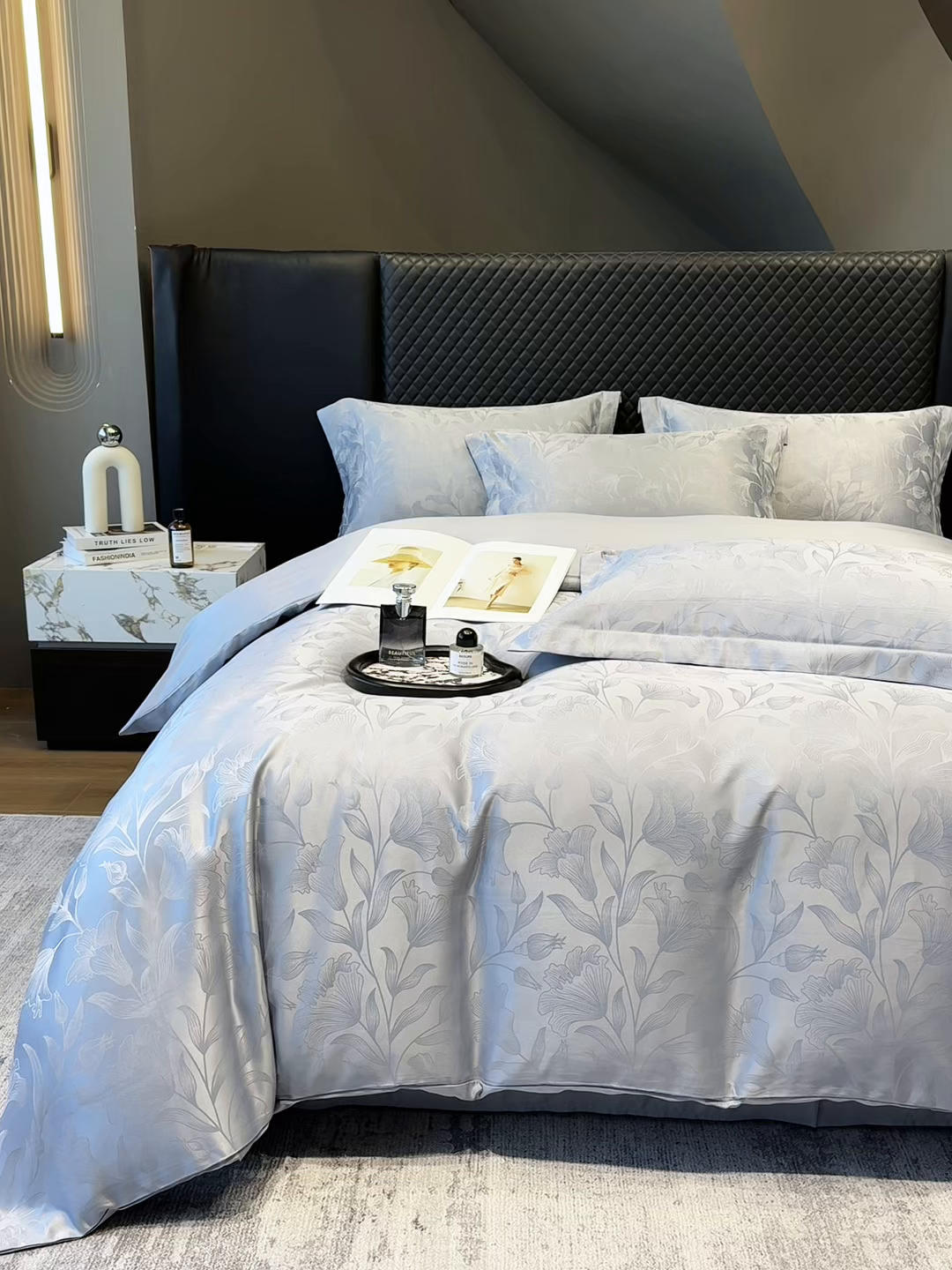 91家纺网 家纺一手货源 找家纺 奥汀洛家纺 2026春夏新款水洗冰丝亮丝提花四件套 百合-灰