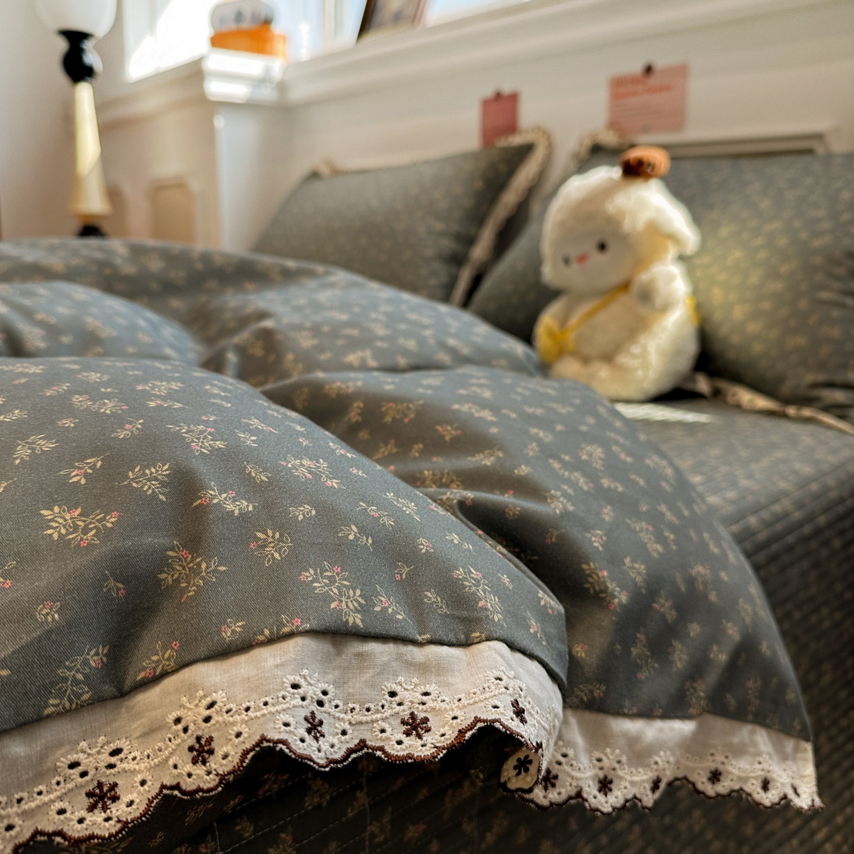 91家纺网 家纺一手货源 找家纺 橙子家居 2026新款纯棉法式复古蕾丝花边床盖四件套 墨影