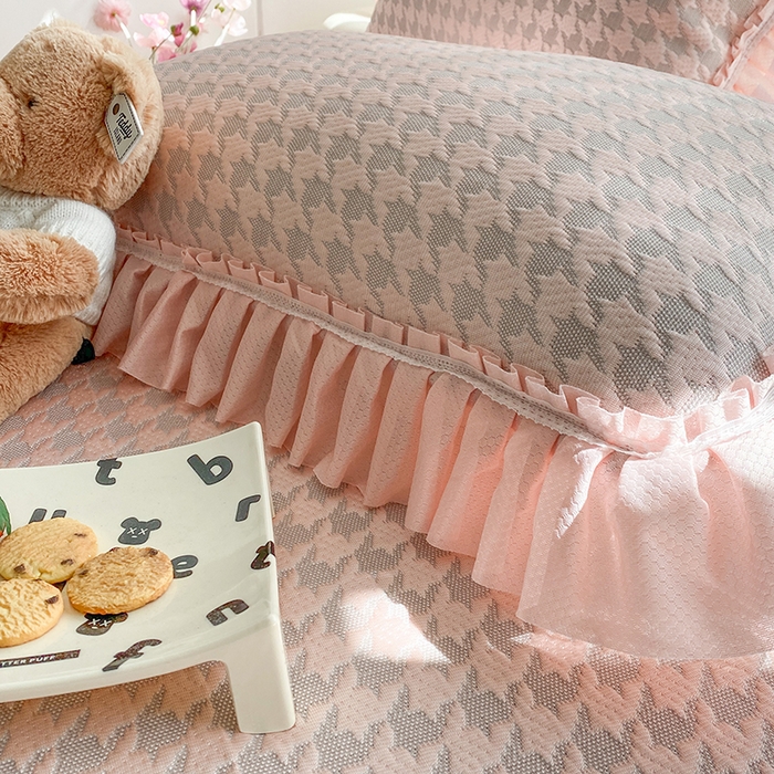 91家纺网 家纺一手货源 找家纺 七里香 2026新款千鸟阁凉豆豆3D冰豆豆床裙款凉席三件套 千鸟格-粉玉