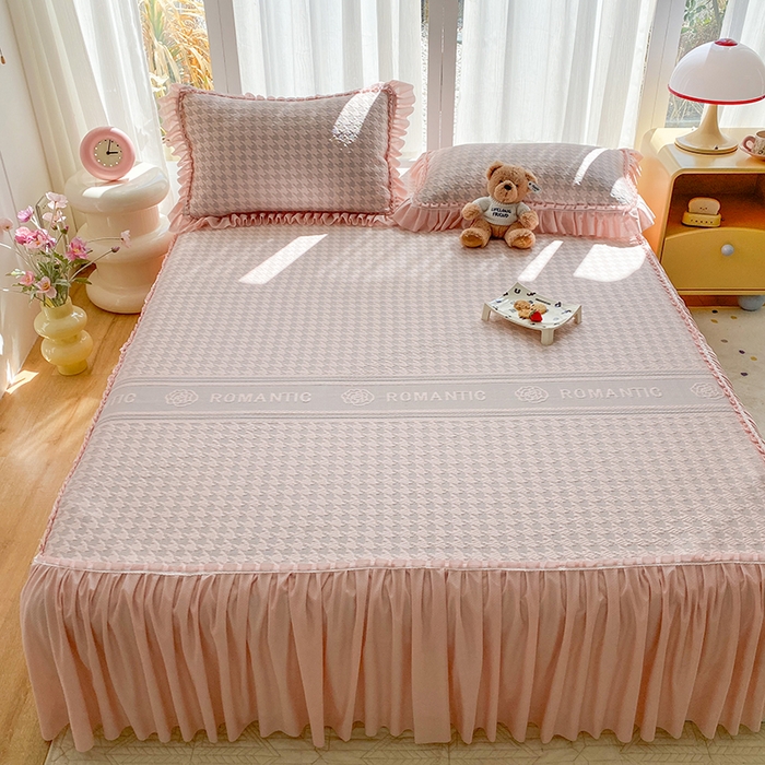 91家纺网 家纺一手货源 找家纺 七里香 2026新款千鸟阁凉豆豆3D冰豆豆床裙款凉席三件套 千鸟格-粉玉