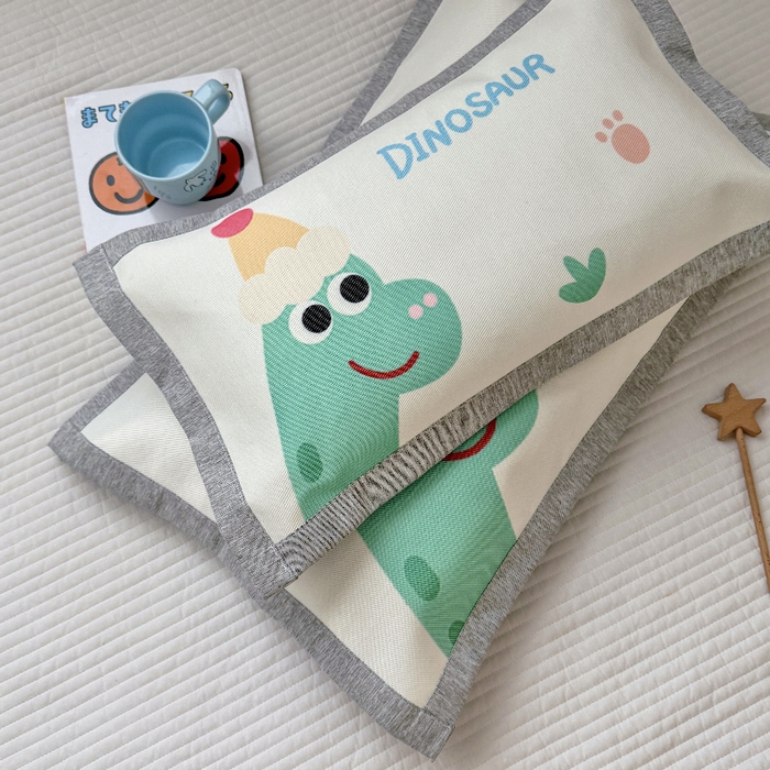 91家纺网 家纺一手货源 找家纺 萌宝家纺  2026新款900D加密儿童冰丝枕套夏季A类冰藤枕头 可爱恐龙-米白