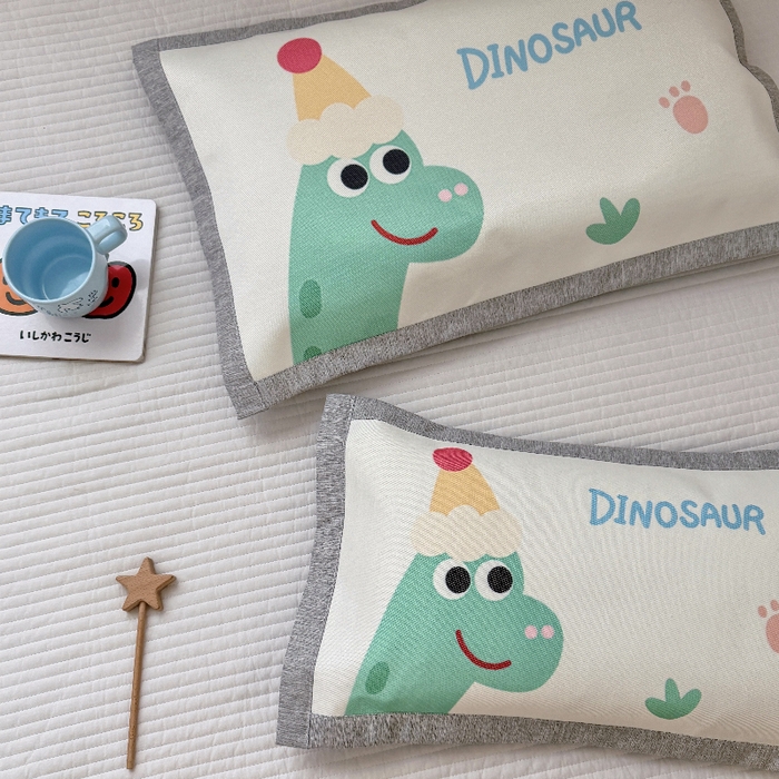 91家纺网 家纺一手货源 找家纺 萌宝家纺  2026新款900D加密儿童冰丝枕套夏季A类冰藤枕头 可爱恐龙-米白