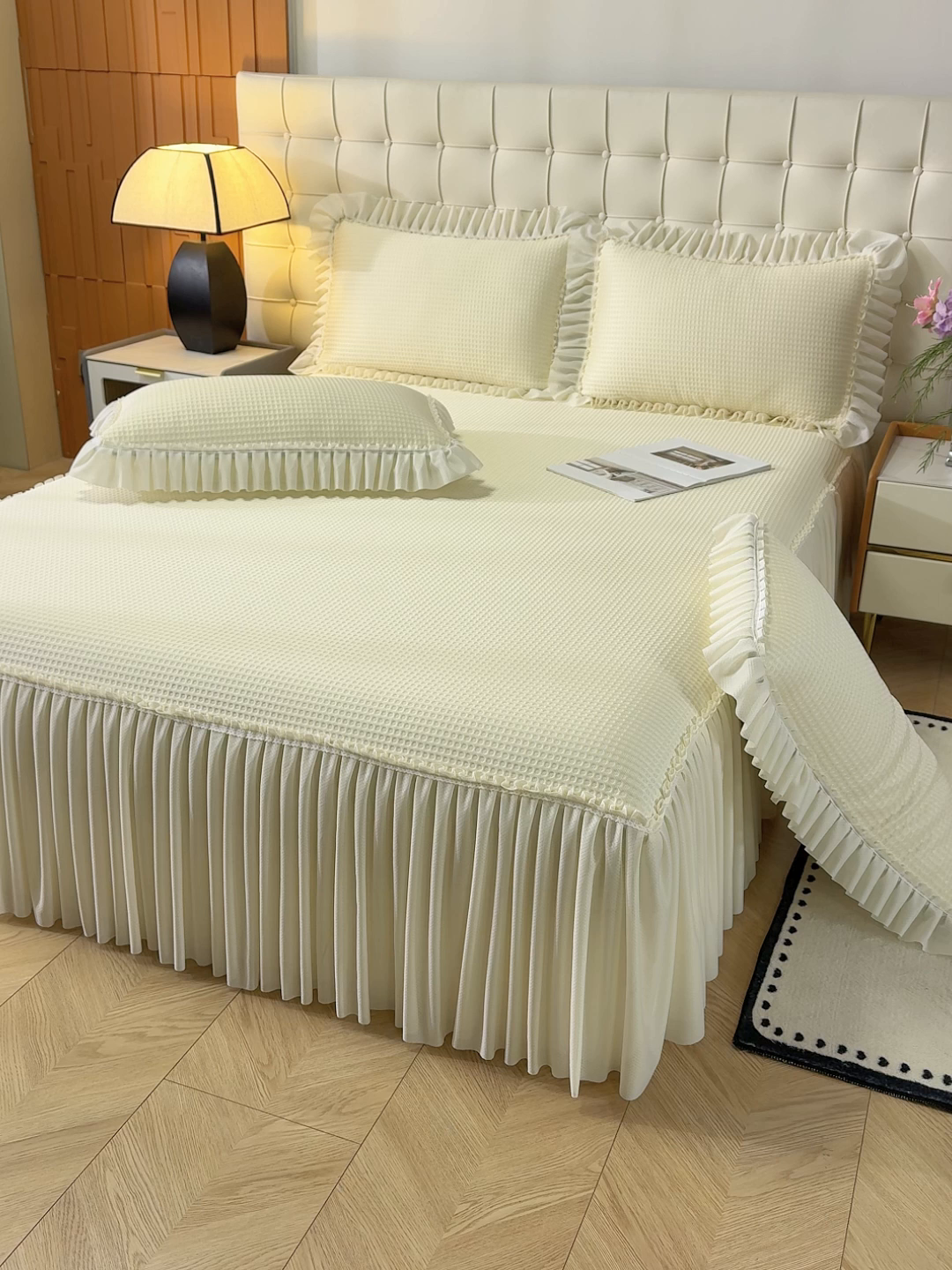 91家纺网 家纺一手货源 找家纺 七里香 2026新款千鸟阁凉豆豆3D冰豆豆床裙款凉席三件套 华夫格-米白