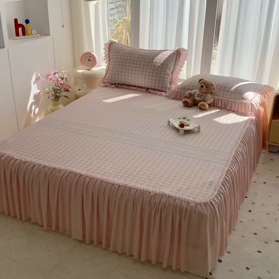 91家纺网 家纺一手货源 找家纺 七里香 2026新款千鸟阁凉豆豆3D冰豆豆床裙款凉席三件套 千鸟格-粉玉