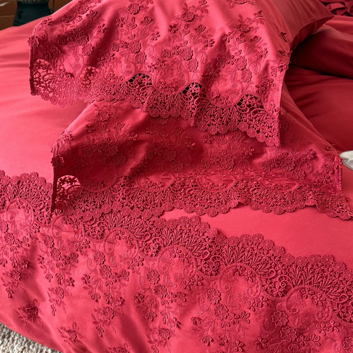 91家纺网 家纺一手货源 找家纺 佳汐蓝家纺 2025新款100支澳棉花边四件套-花拾光 花拾光-红色