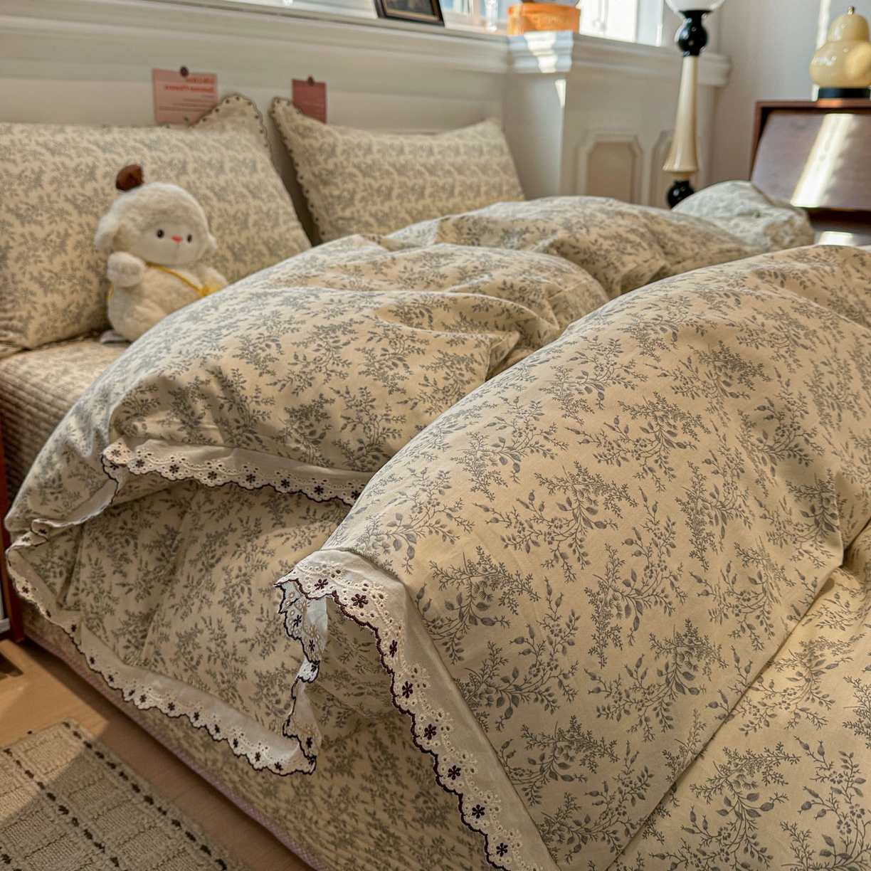 91家纺网 家纺一手货源 找家纺 橙子家居 2026新款纯棉法式复古蕾丝花边床盖四件套 枝蔓-浅灰