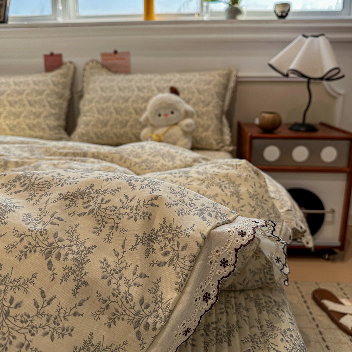 91家纺网 家纺一手货源 找家纺 橙子家居 2026新款纯棉法式复古蕾丝花边床盖四件套 枝蔓-浅灰