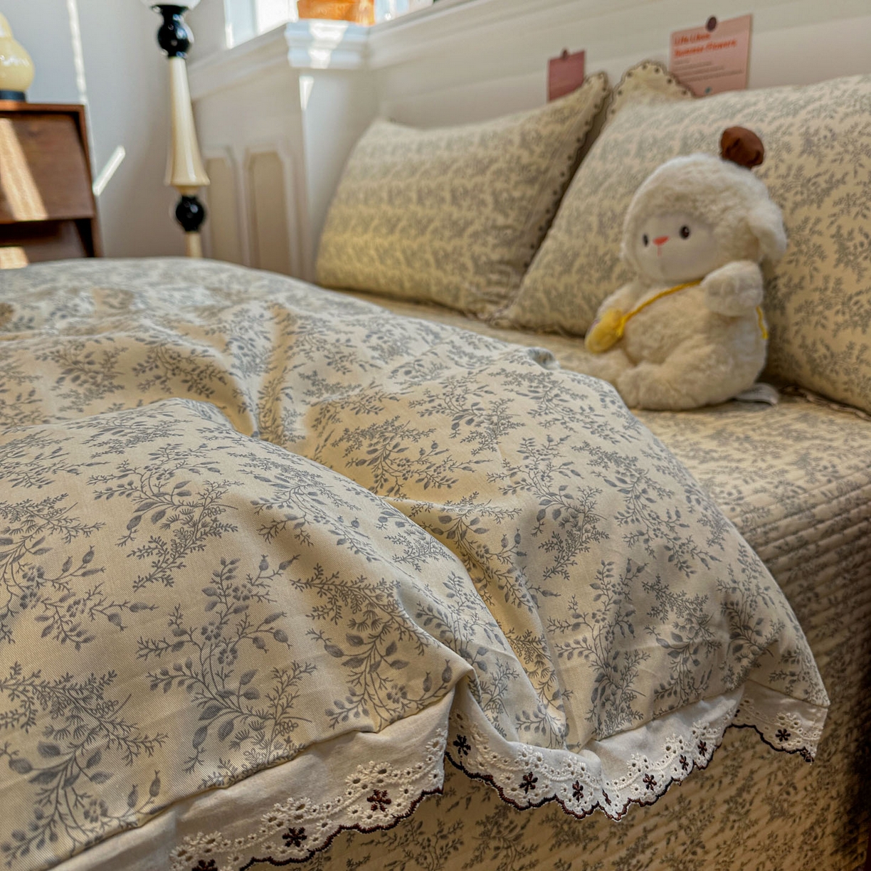 91家纺网 家纺一手货源 找家纺 橙子家居 2026新款纯棉法式复古蕾丝花边床盖四件套 枝蔓-浅灰