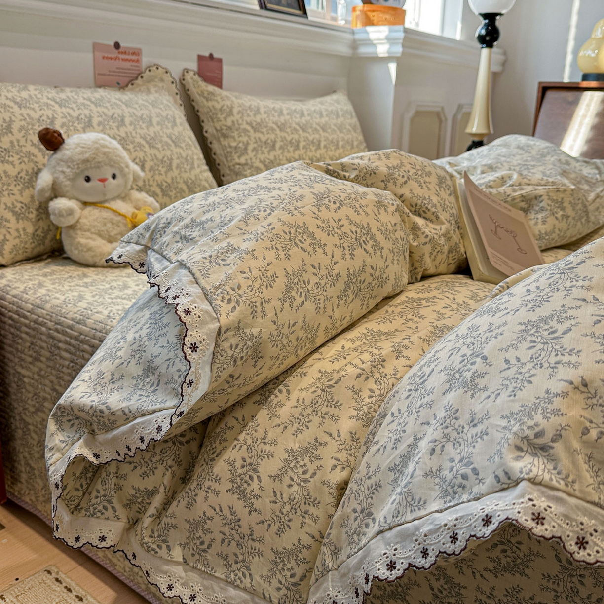 91家纺网 家纺一手货源 找家纺 橙子家居 2026新款纯棉法式复古蕾丝花边床盖四件套 枝蔓-浅灰