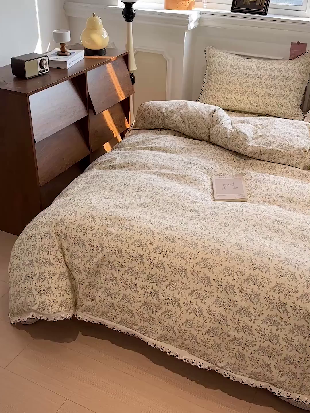 91家纺网 家纺一手货源 找家纺 橙子家居 2026新款纯棉法式复古蕾丝花边床盖四件套 枝蔓-浅灰