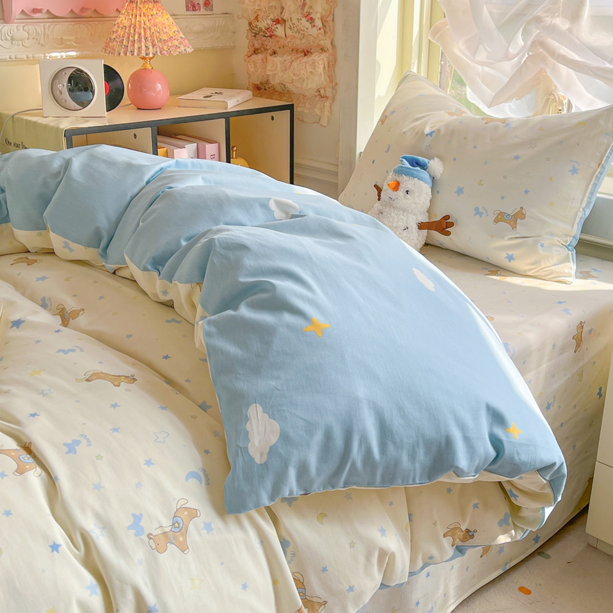 91家纺网 家纺一手货源 找家纺 简约家纺 2026新款全棉印花学生宿舍三件套系列 木马心愿