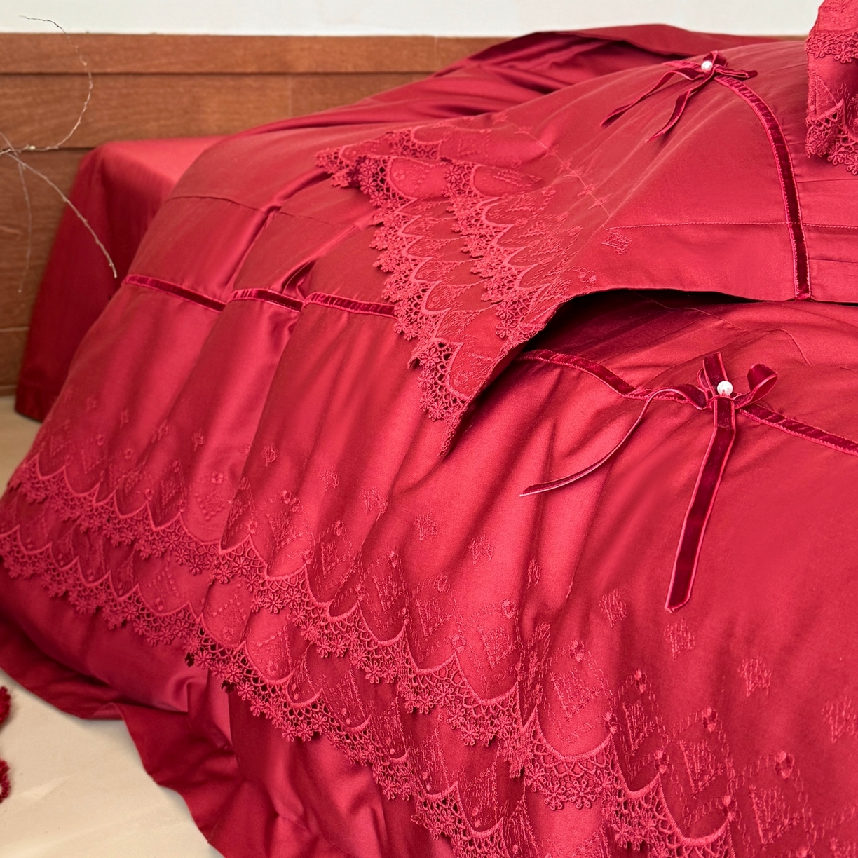 91家纺网 家纺一手货源 找家纺 佳汐蓝家纺 秋冬新品100支澳棉立体刺绣双层花边+打褶+蝴蝶结四件套--邂逅 红色