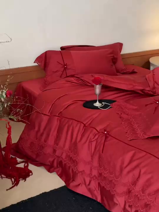 91家纺网 家纺一手货源 找家纺 佳汐蓝家纺 秋冬新品100支澳棉立体刺绣双层花边+打褶+蝴蝶结四件套--邂逅 红色