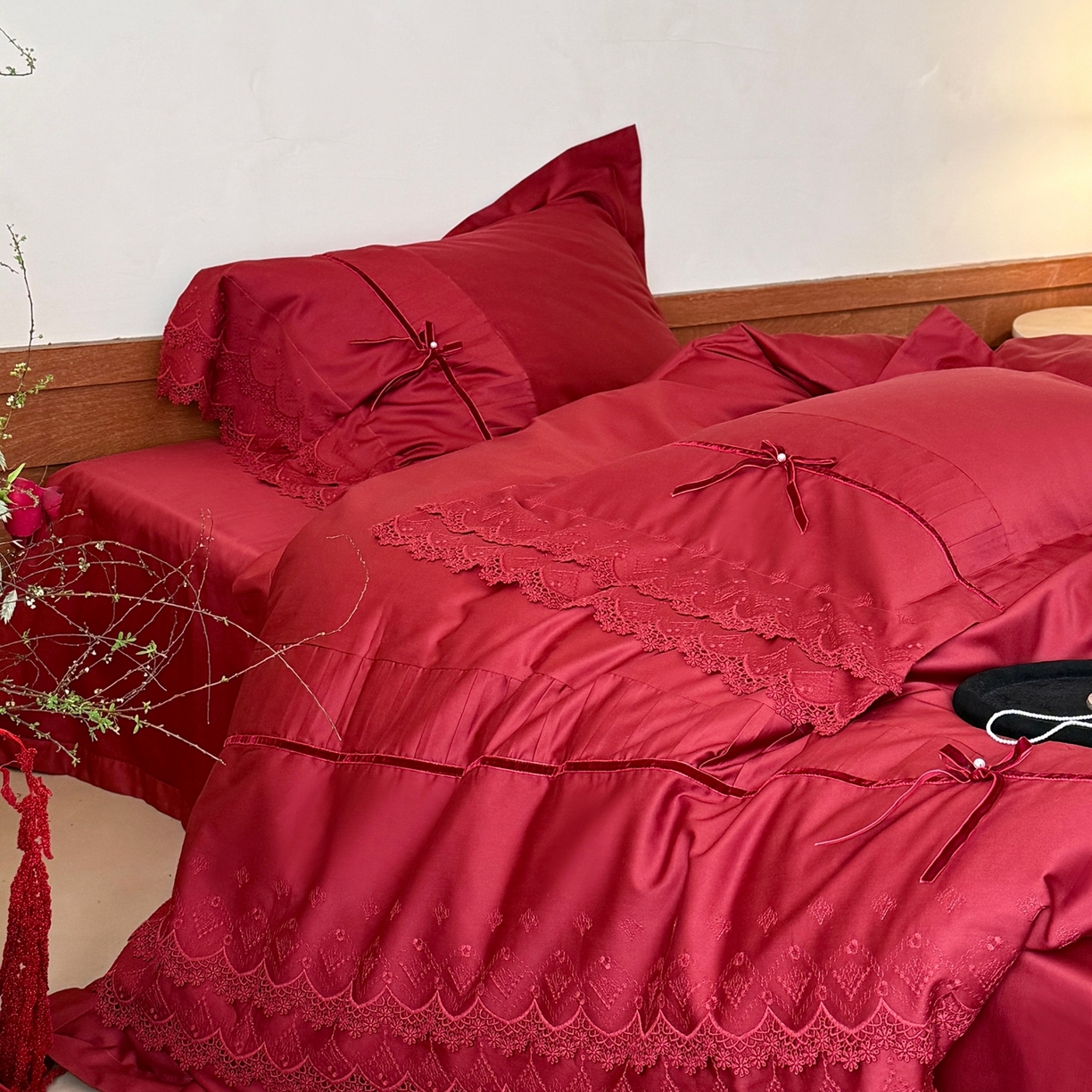 91家纺网 家纺一手货源 找家纺 佳汐蓝家纺 秋冬新品100支澳棉立体刺绣双层花边+打褶+蝴蝶结四件套--邂逅 红色