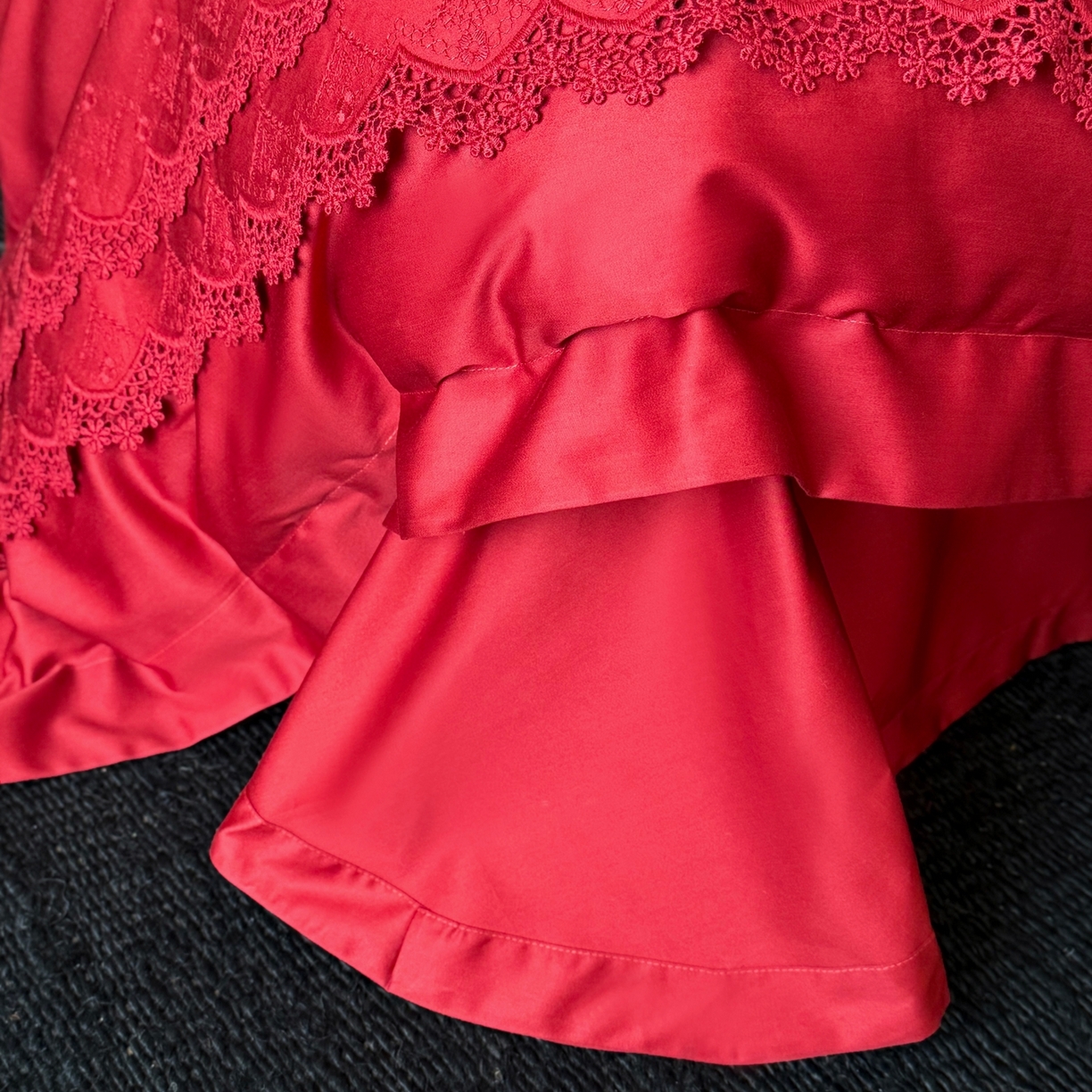 91家纺网 家纺一手货源 找家纺 佳汐蓝家纺 秋冬新品100支澳棉立体刺绣双层花边+打褶+蝴蝶结四件套--邂逅 红色