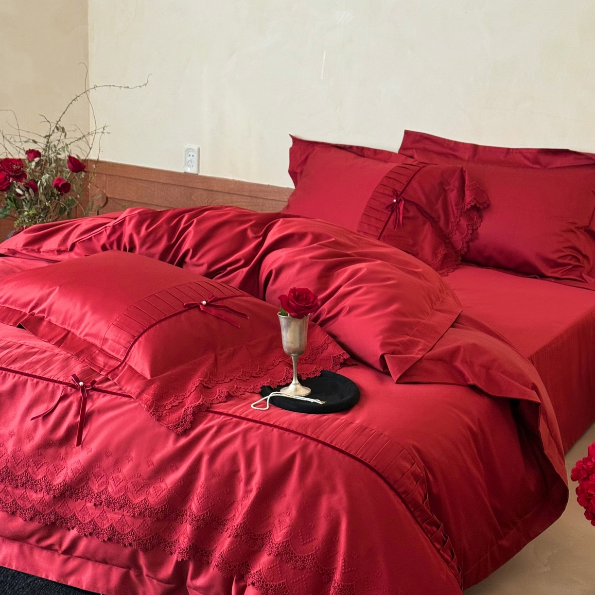 91家纺网 家纺一手货源 找家纺 佳汐蓝家纺 秋冬新品100支澳棉立体刺绣双层花边+打褶+蝴蝶结四件套--邂逅 红色