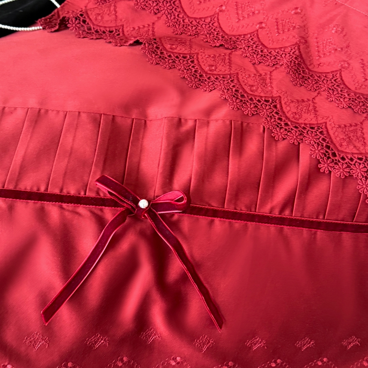 91家纺网 家纺一手货源 找家纺 佳汐蓝家纺 秋冬新品100支澳棉立体刺绣双层花边+打褶+蝴蝶结四件套--邂逅 红色