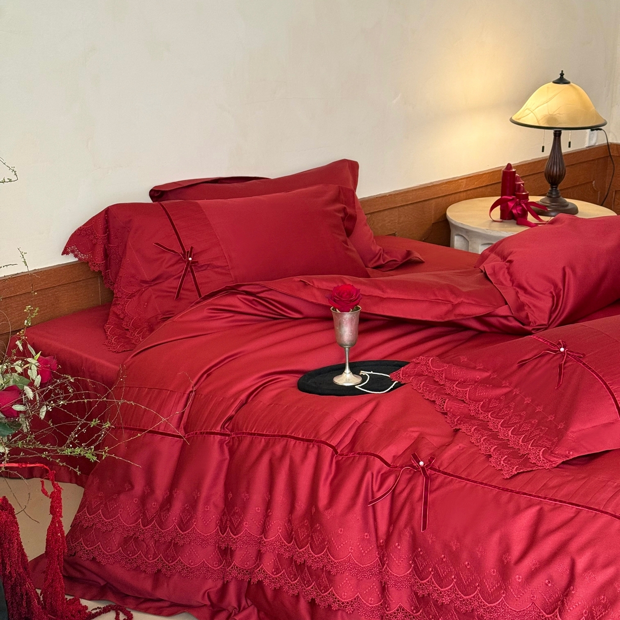 91家纺网 家纺一手货源 找家纺 佳汐蓝家纺 秋冬新品100支澳棉立体刺绣双层花边+打褶+蝴蝶结四件套--邂逅 红色