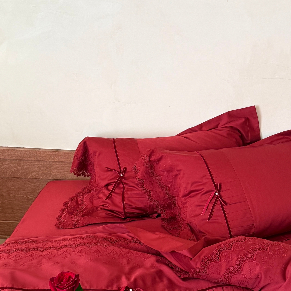 91家纺网 家纺一手货源 找家纺 佳汐蓝家纺 秋冬新品100支澳棉立体刺绣双层花边+打褶+蝴蝶结四件套--邂逅 红色