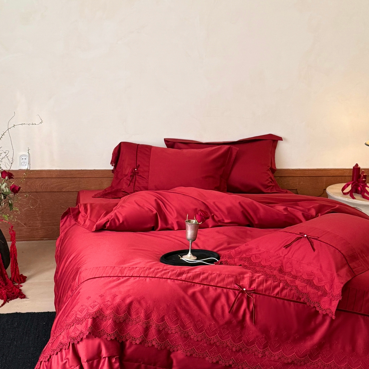 91家纺网 家纺一手货源 找家纺 佳汐蓝家纺 秋冬新品100支澳棉立体刺绣双层花边+打褶+蝴蝶结四件套--邂逅 红色