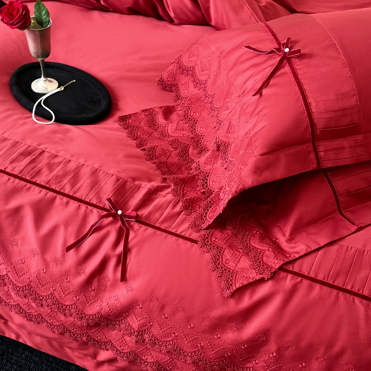 91家纺网 家纺一手货源 找家纺 佳汐蓝家纺 秋冬新品100支澳棉立体刺绣双层花边+打褶+蝴蝶结四件套--邂逅 红色
