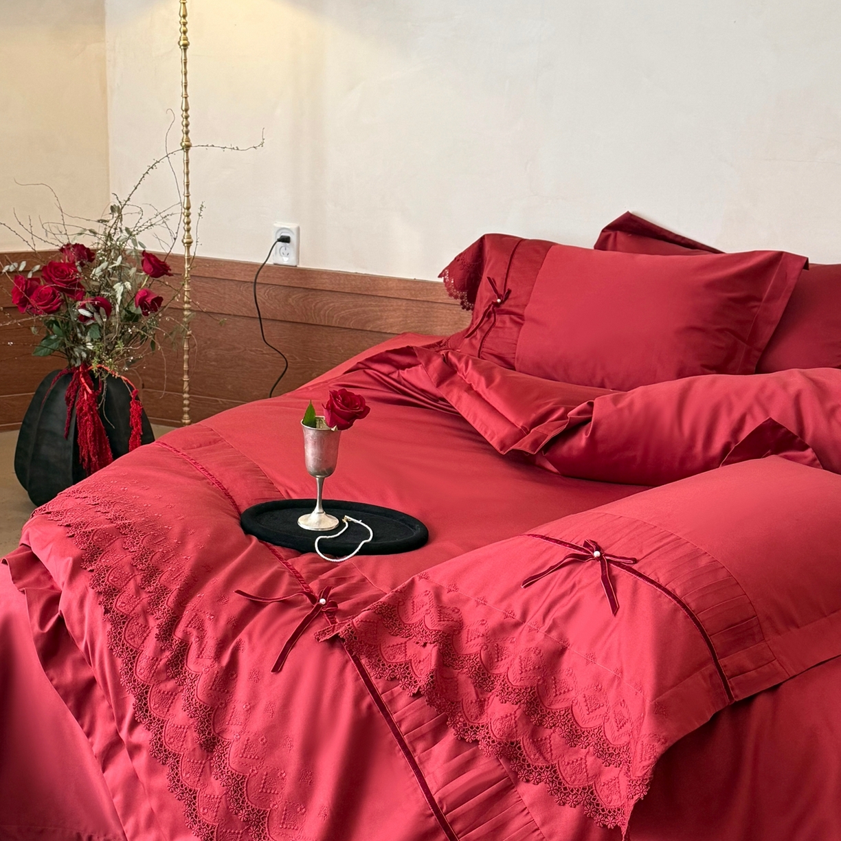 91家纺网 家纺一手货源 找家纺 佳汐蓝家纺 秋冬新品100支澳棉立体刺绣双层花边+打褶+蝴蝶结四件套--邂逅 红色