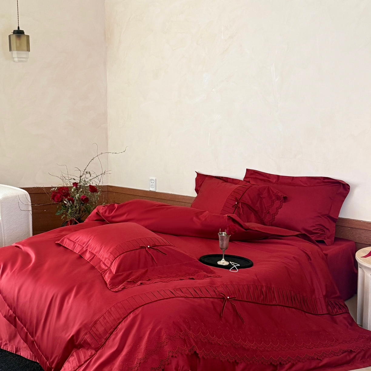 91家纺网 家纺一手货源 找家纺 佳汐蓝家纺 秋冬新品100支澳棉立体刺绣双层花边+打褶+蝴蝶结四件套--邂逅 红色