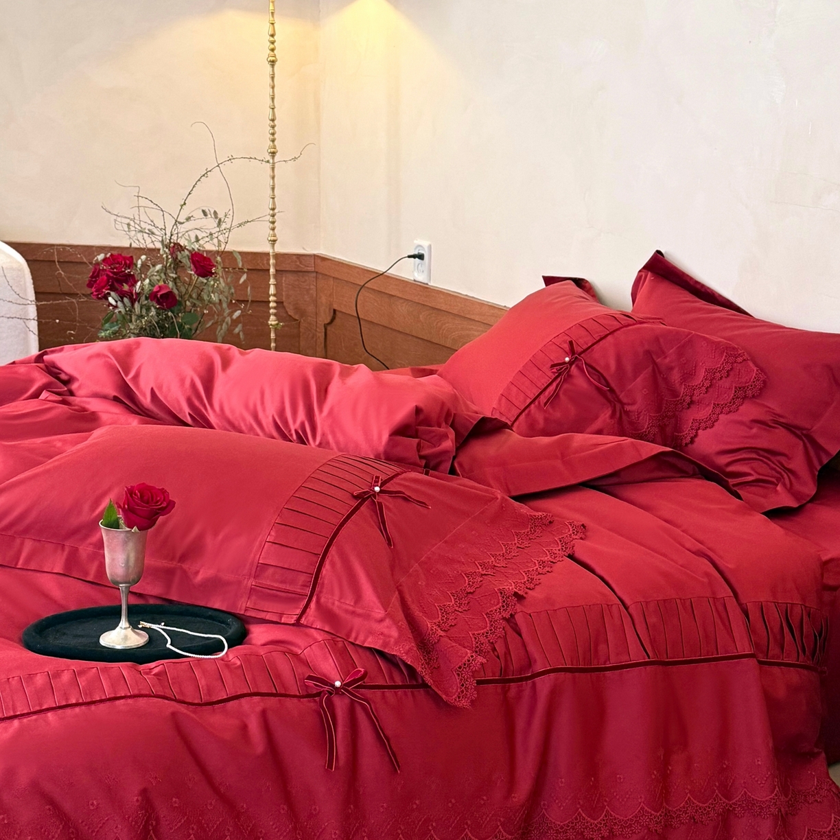 91家纺网 家纺一手货源 找家纺 佳汐蓝家纺 秋冬新品100支澳棉立体刺绣双层花边+打褶+蝴蝶结四件套--邂逅 红色