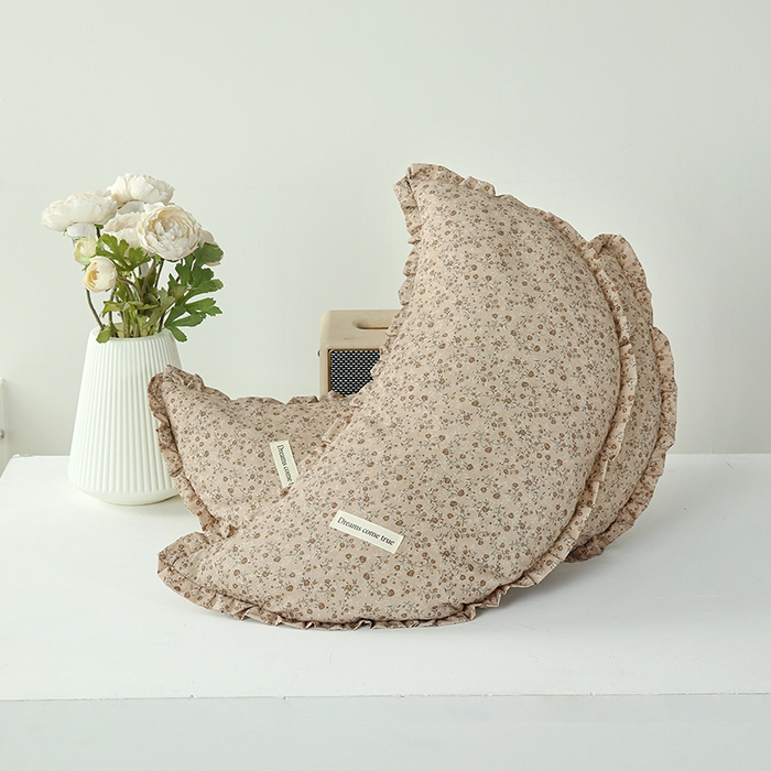 91家纺网 家纺一手货源 找家纺 明星枕业 2026新款韩式花边棉麻月牙荞麦枕可拆洗月亮枕头护颈椎枕芯 光年