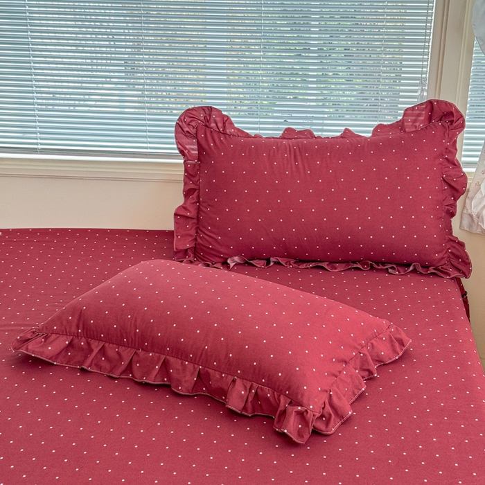 91家纺网 家纺一手货源 找家纺 爱多多家居 2026春夏花边款水洗古棉枕套 酒红波点