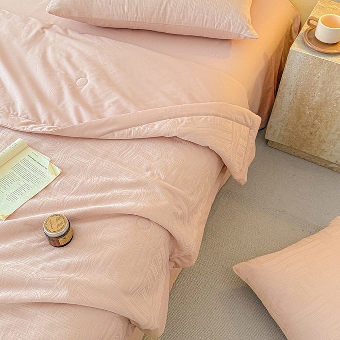 91家纺网 家纺一手货源 找家纺 一加一 2026新款全棉纯棉三层纱色织提花大豆夏被四件套-云棉肌理 幻纤影（粉金）